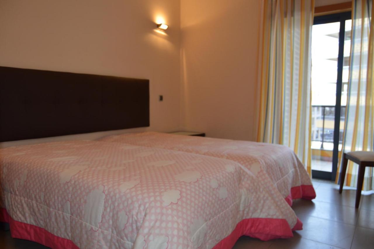 Apartamento Frente Ao Mar Com Piscina De Agua Salgada Quarteira Exterior foto